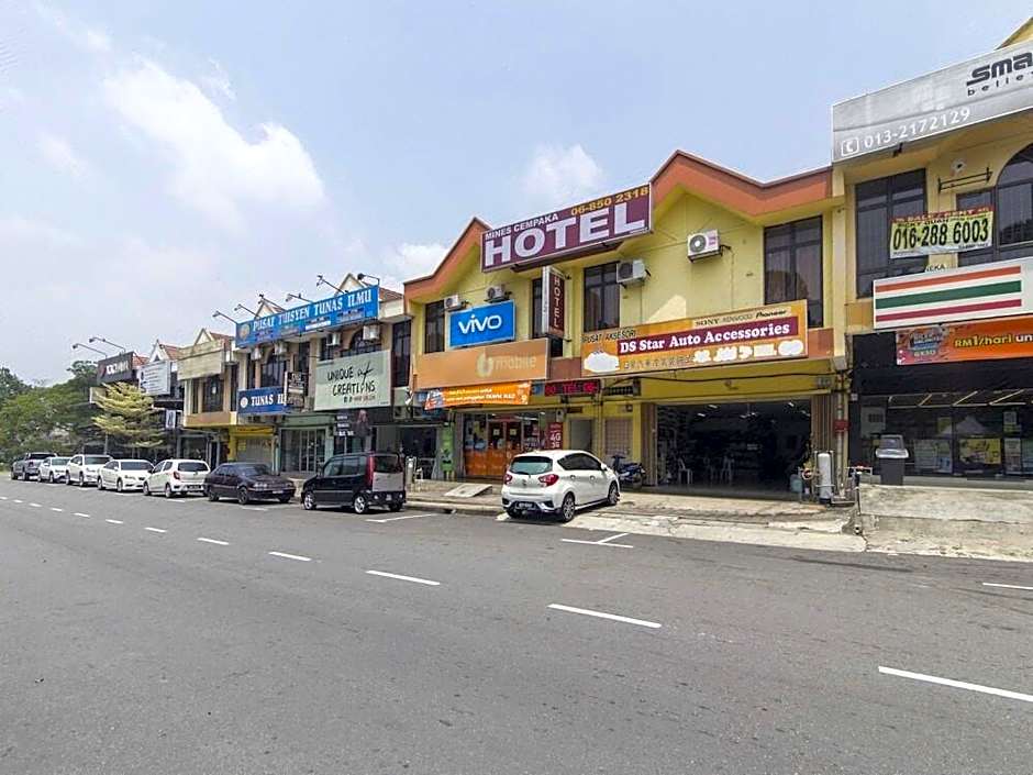 OYO 44072 Mines Cempaka Hotel