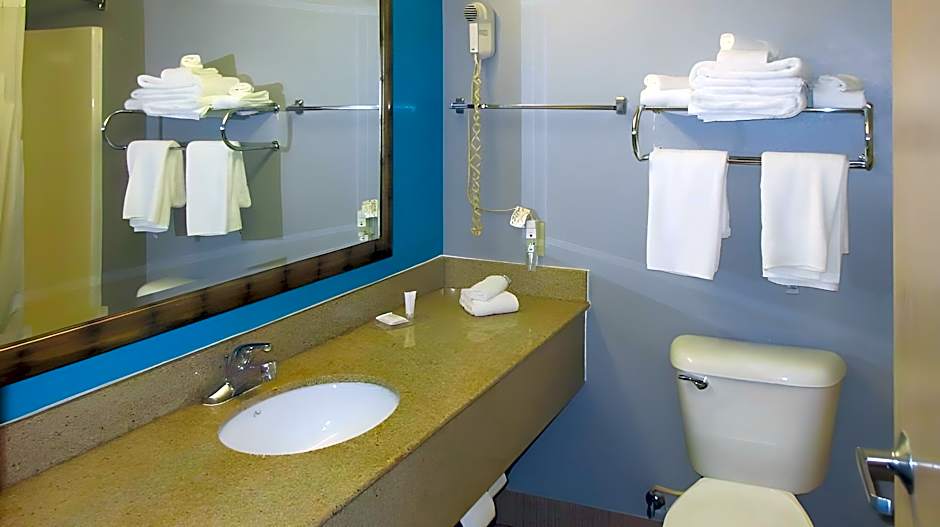 Clarion Pointe Evansville North