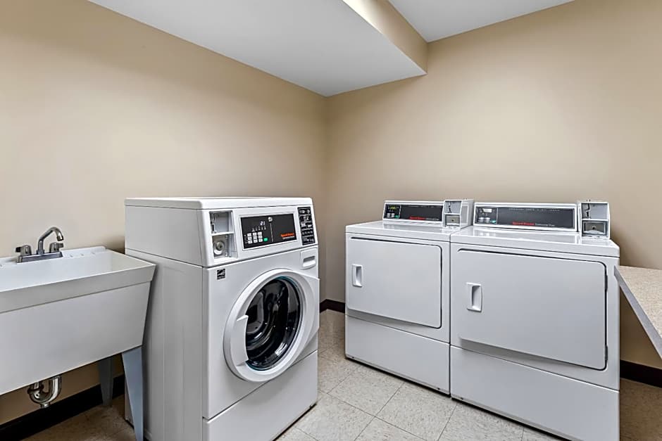 Red Roof Plus+ & Suites Malone