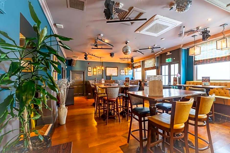 OYO The Red Lion Hotel