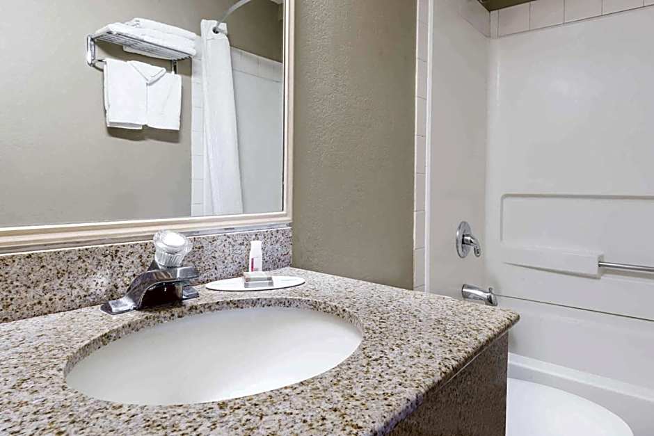 Super 8 by Wyndham Topeka/Wanamaker RD/I-70