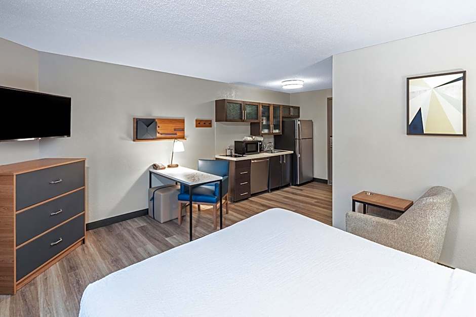 Candlewood Suites Topeka Hotel By IHG