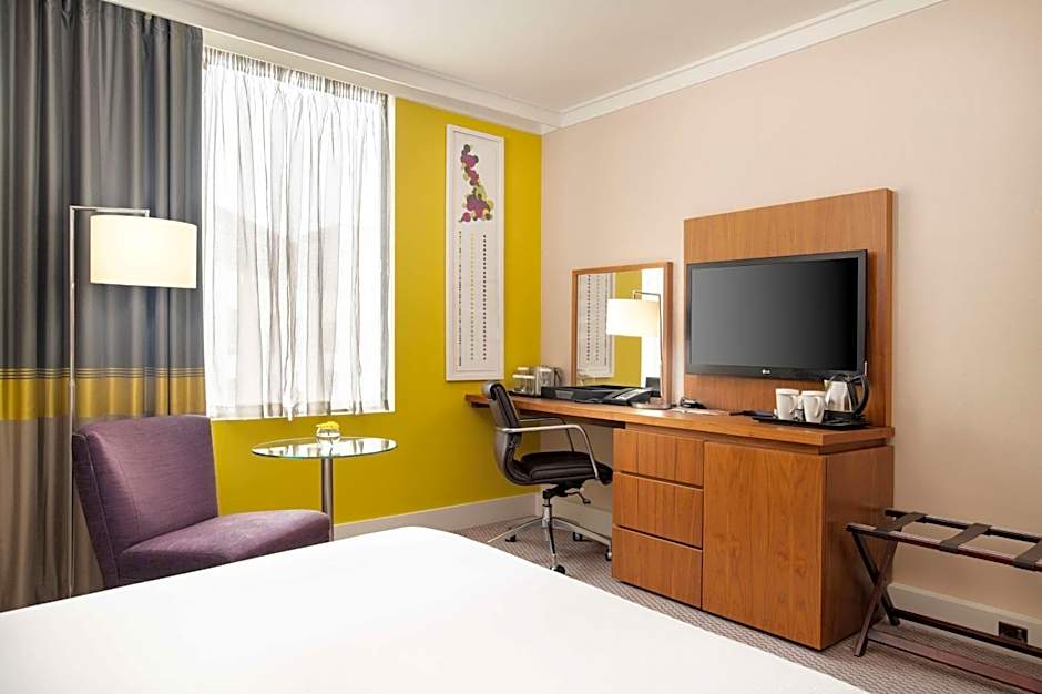 Photo 1 of 5 of 1 Queen Bed, Accessible