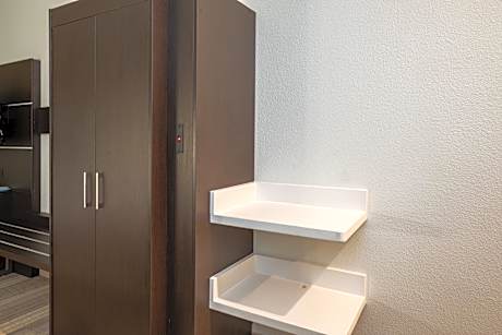 2 Queen Standard Comm Access Roll Shower