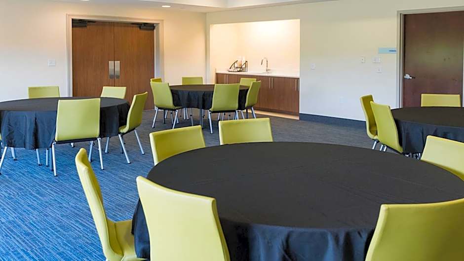 Holiday Inn Express & Suites Lexington NW-The Vineyard by IHG