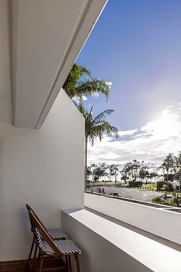 Waves Hotel Byron Bay