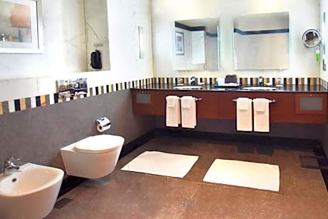 Guest Room with Balcony - King Bed