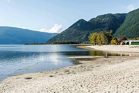 Super 8 by Wyndham Sicamous