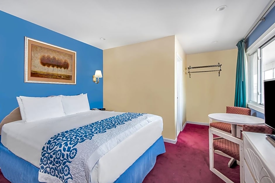 Days Inn by Wyndham Hicksville Long Island