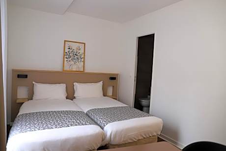 Studio Twin (2 Adults)