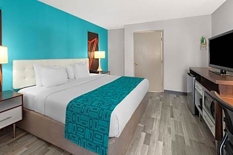 Accessible King Room with Bathtub with Grab Bars - Non-Smoking