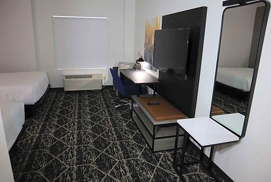 La Quinta Inn & Suites by Wyndham Houston Bush Iah South