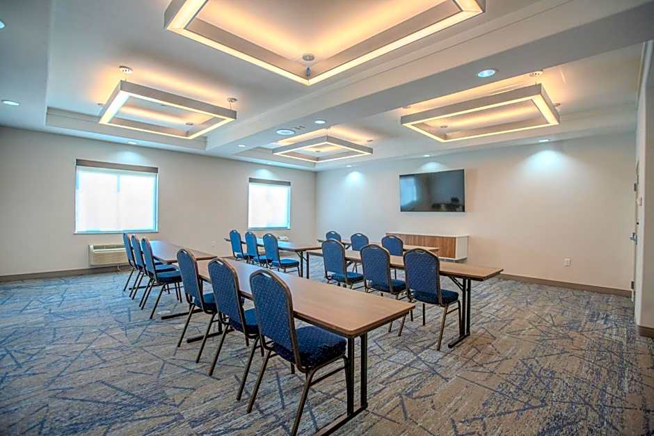 Holiday Inn Express & Suites Cleveland By IHG