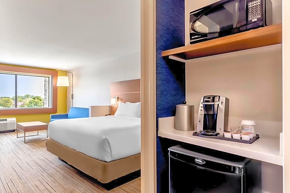 Holiday Inn Express & Suites Milwaukee - West Allis By IHG