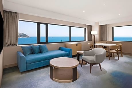 Executive One-Bedroom Suite with Beach View - Club Lounge Access