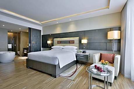1 Bedroom Executive Suite, Executive Lounge Access, 1 King, City View with complimentary two-way airport transfers