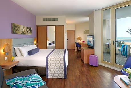 Junior Room (2 Adults + 2 Children)