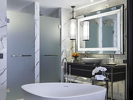 Luxury Twin Room with City or Hills View
