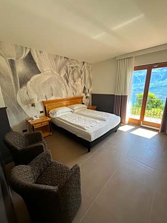 Superior Double Room with Balcony and Lake View