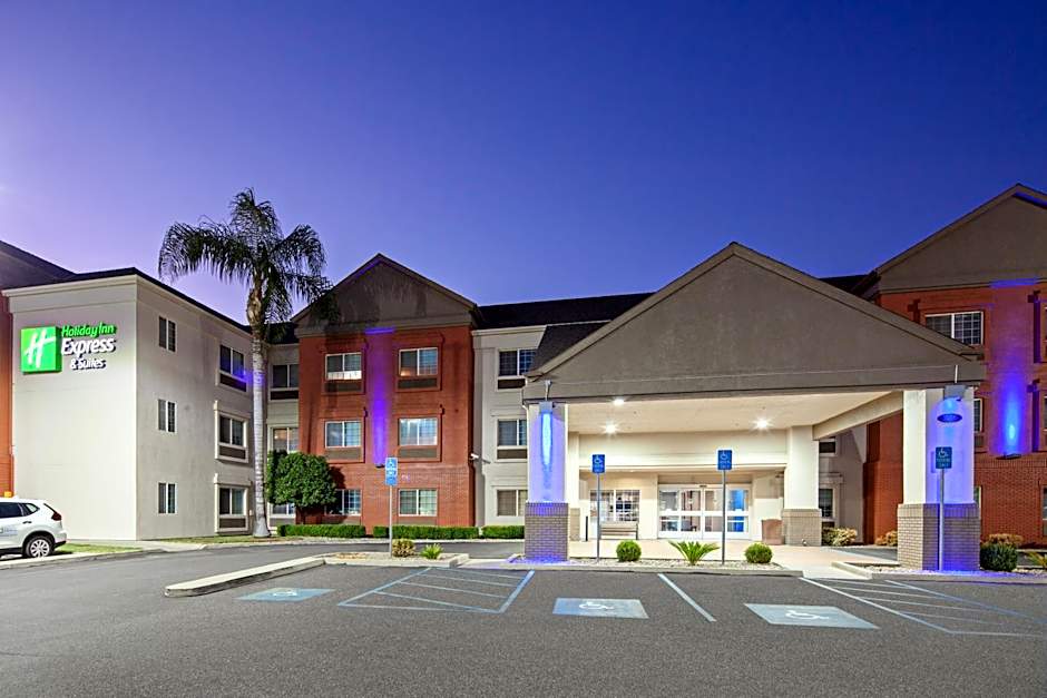 Holiday Inn Express and Suites Tulare By IHG