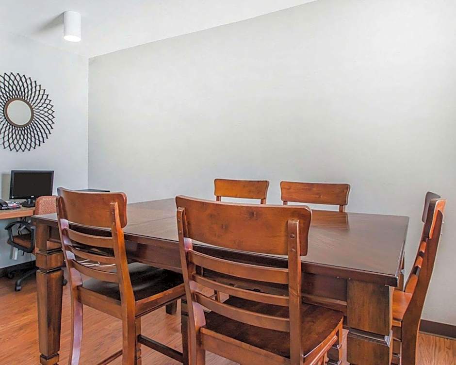 Quality Inn US65 & E Battlefield Rd Springfield