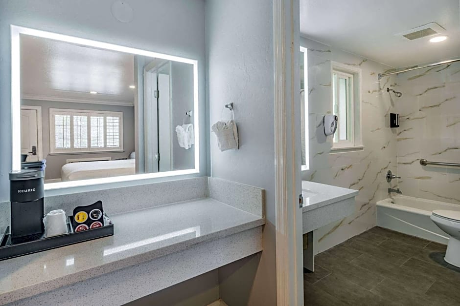 Aura Inn Monterey