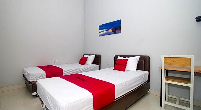 RedDoorz Plus Syariah near Alun Alun Sampang