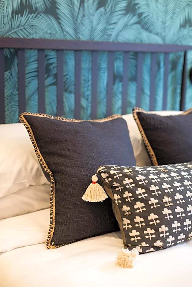 Studio Palms Steps from JeanTalon Market Full Bath by Den Stays