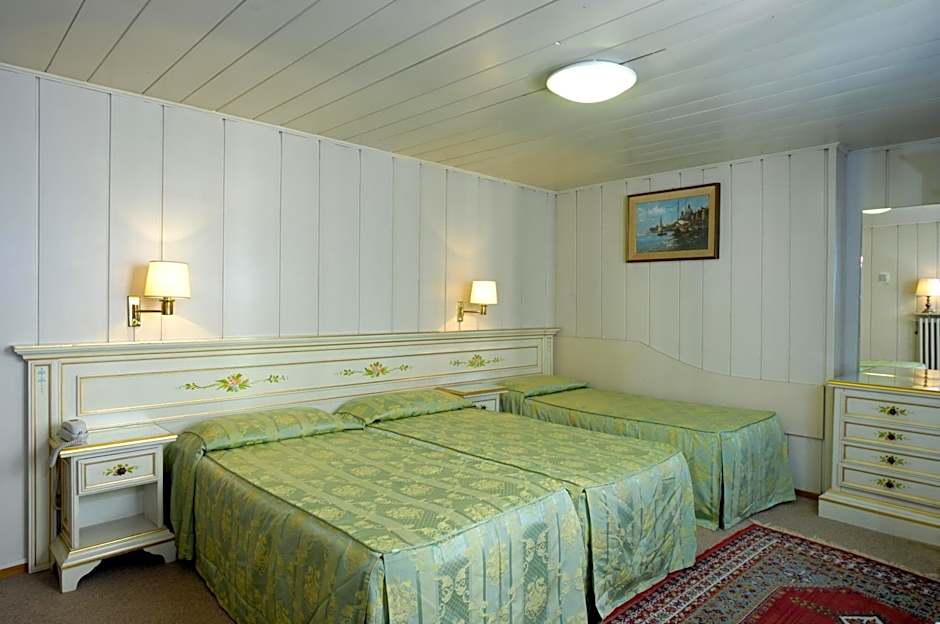 Photo 1 of 5 of Triple Room