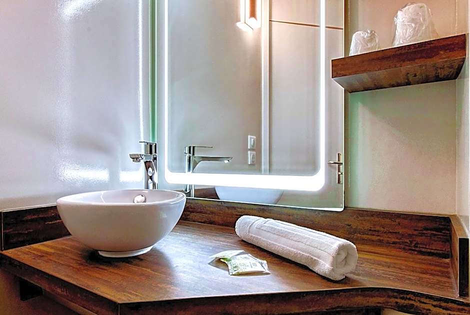 Brit Hotel Confort Pau Lons