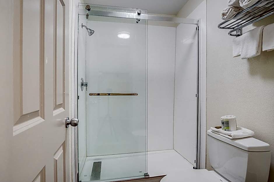 Cottonwood Suites Savannah Hotel & Conference Center