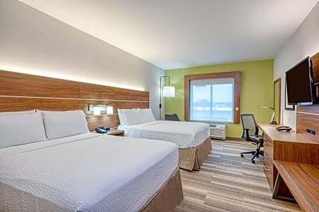 Standard Queen Room with Two Queen Beds and Mobility Accessible Tub