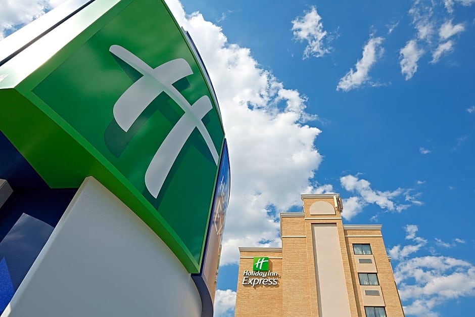 Holiday Inn Express LaGuardia Airport By IHG
