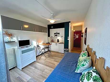 AStudio Lumineux à la plage, situation idéale commerces, bateaux ,restaurant à 20 m , Plage à 50 m, idéal pour un séjour reposant