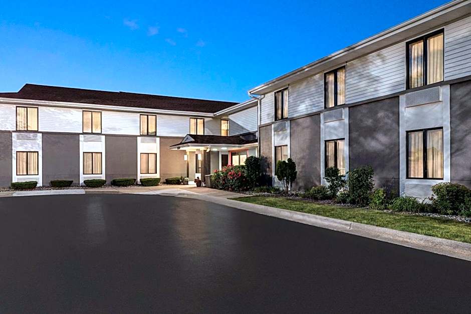 Super 8 by Wyndham Germantown/Milwaukee