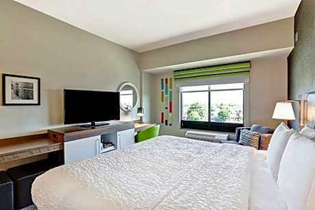 King Room with Mini Fridge - Non-Smoking