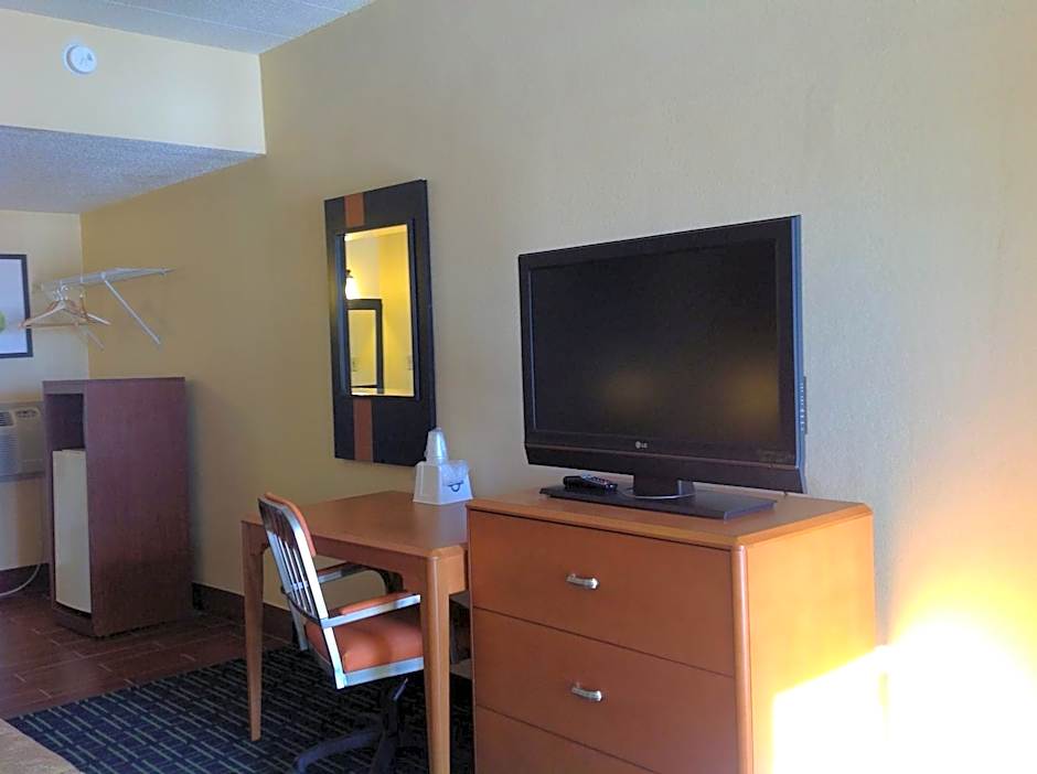 DIAMOND INN & SUITES