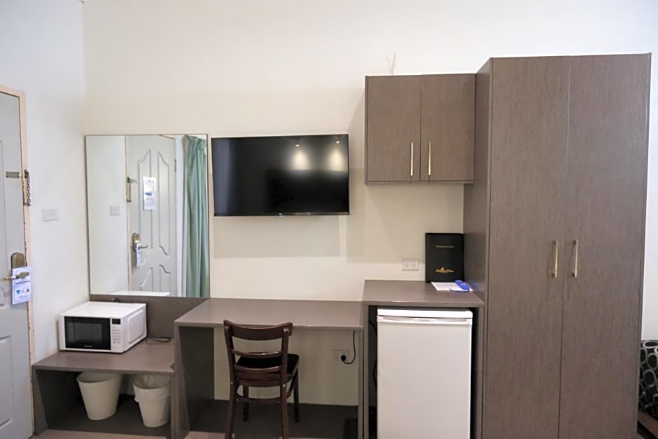 Sapphire Palms Motel