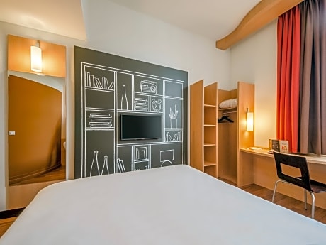 Room With 2 Single-Size Beds