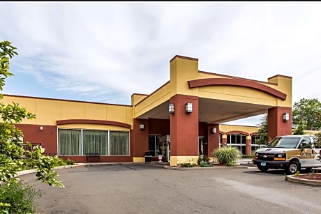 Clarion Hotel & Suites Hamden - New Haven