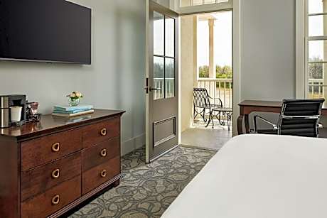 1 Queen Balcony With River View