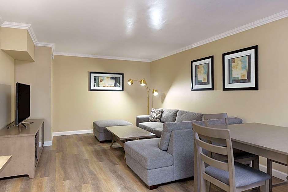 Travelodge by Wyndham Monterey Bay