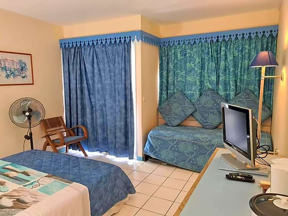 Studio dans Résidence Hotelière aux 3ilets Pointe du bout Résidence la Marina Carayou
