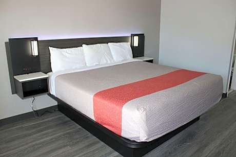 Clarion Pointe Decatur Downtown