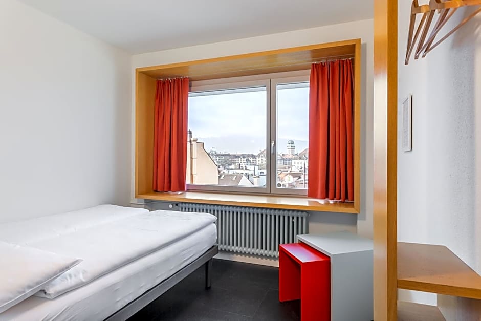 Hotel Marta - 1950's architecture in Zurich's vibrant old town, near main station