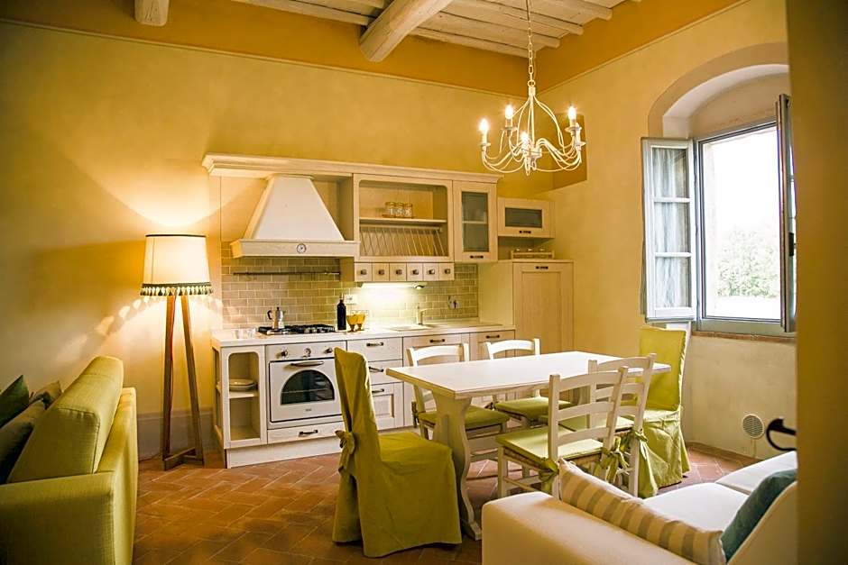 Farmhouse with swimming pool surrounded by greenery just 20 minutes from Arezzo