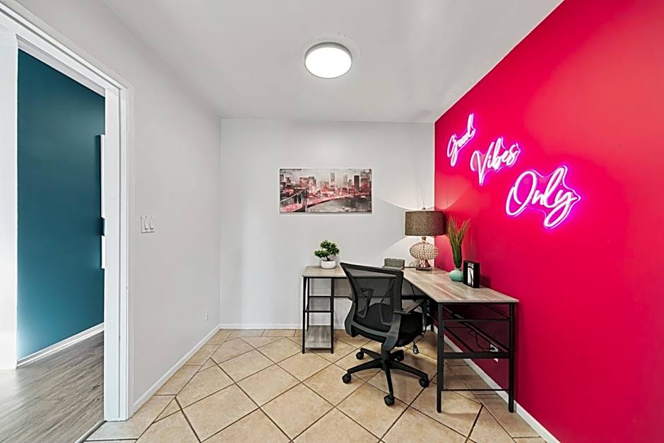 Beverly Hills Chic 2 bed 2bath with Patio and Parking 309