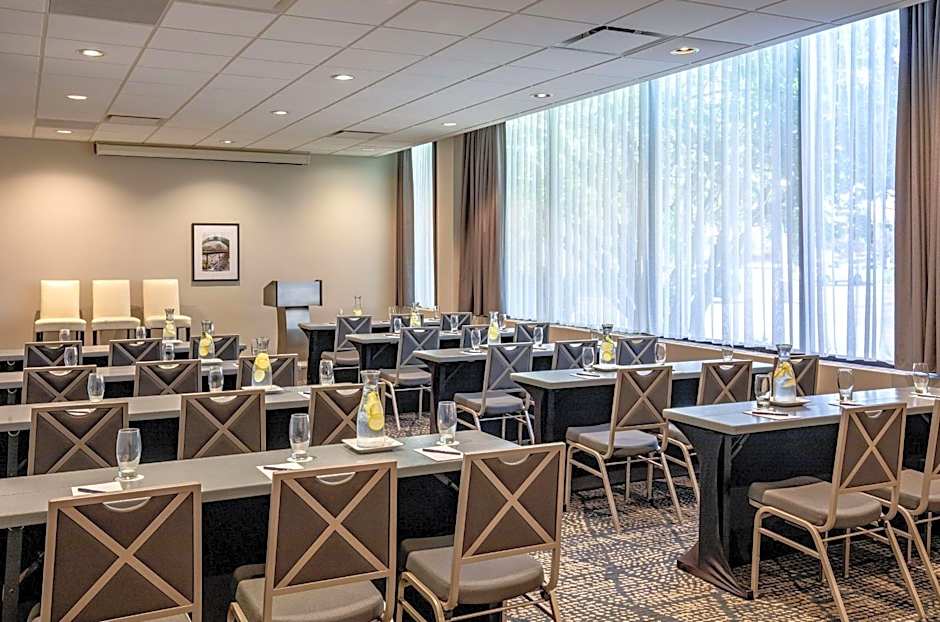 DoubleTree by Hilton Chicago - North Shore Conference Center