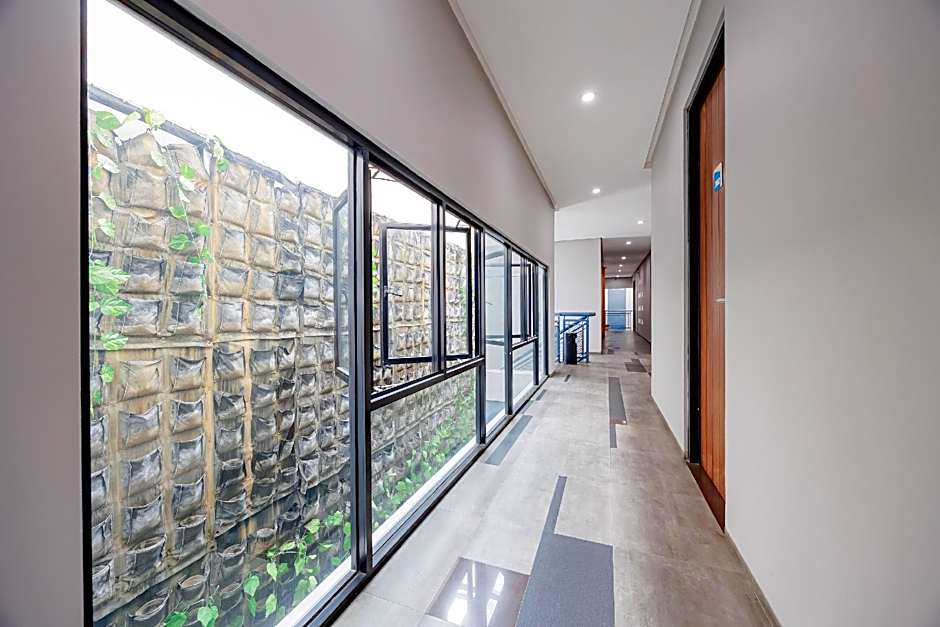 RedDoorz Plus near Radio Dalam 3