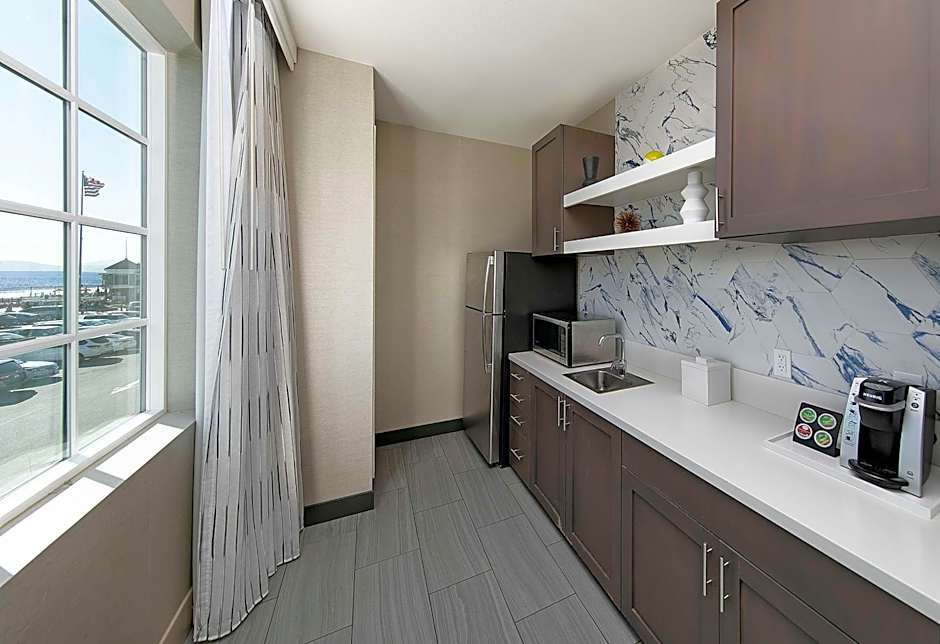 Inn at the Pier Pismo Beach, Curio Collection by Hilton